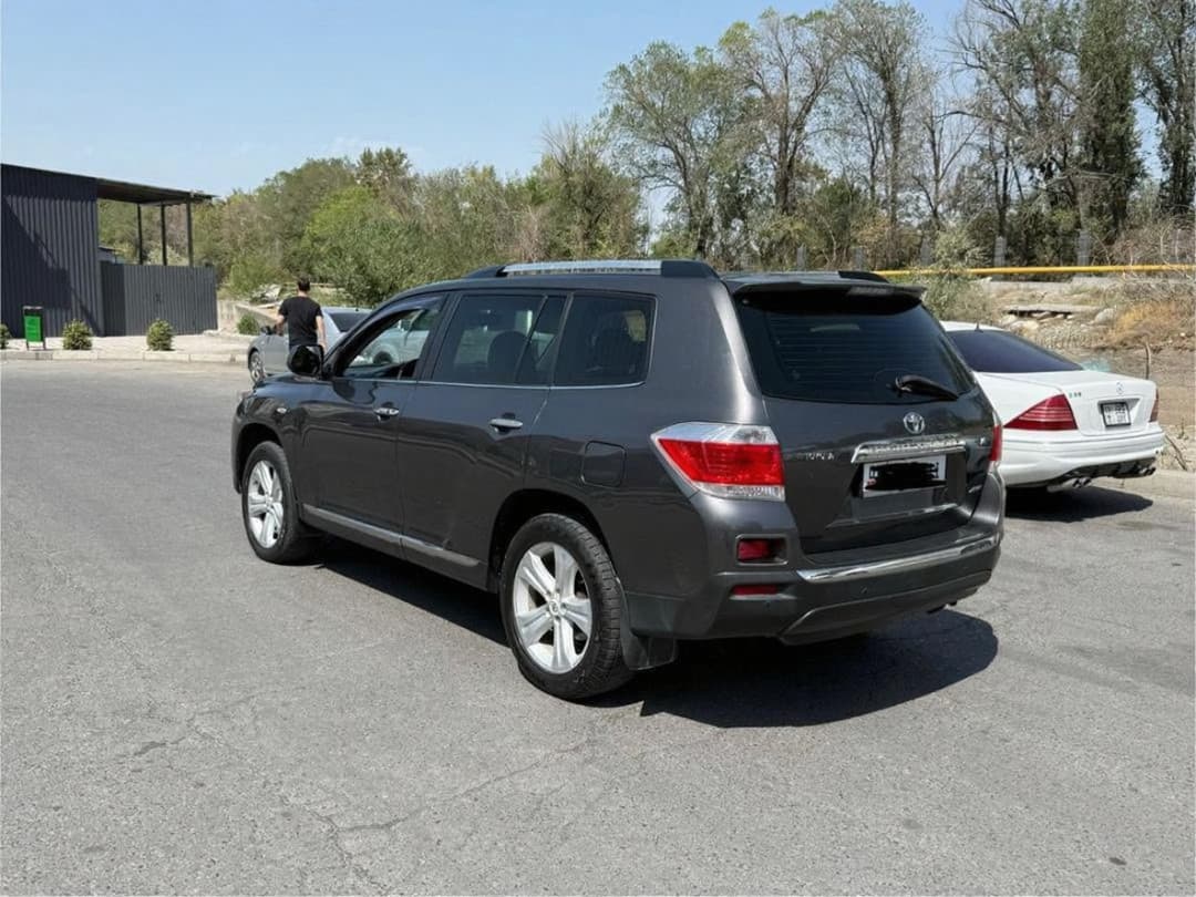 Toyota Highlander III (U50), 2013